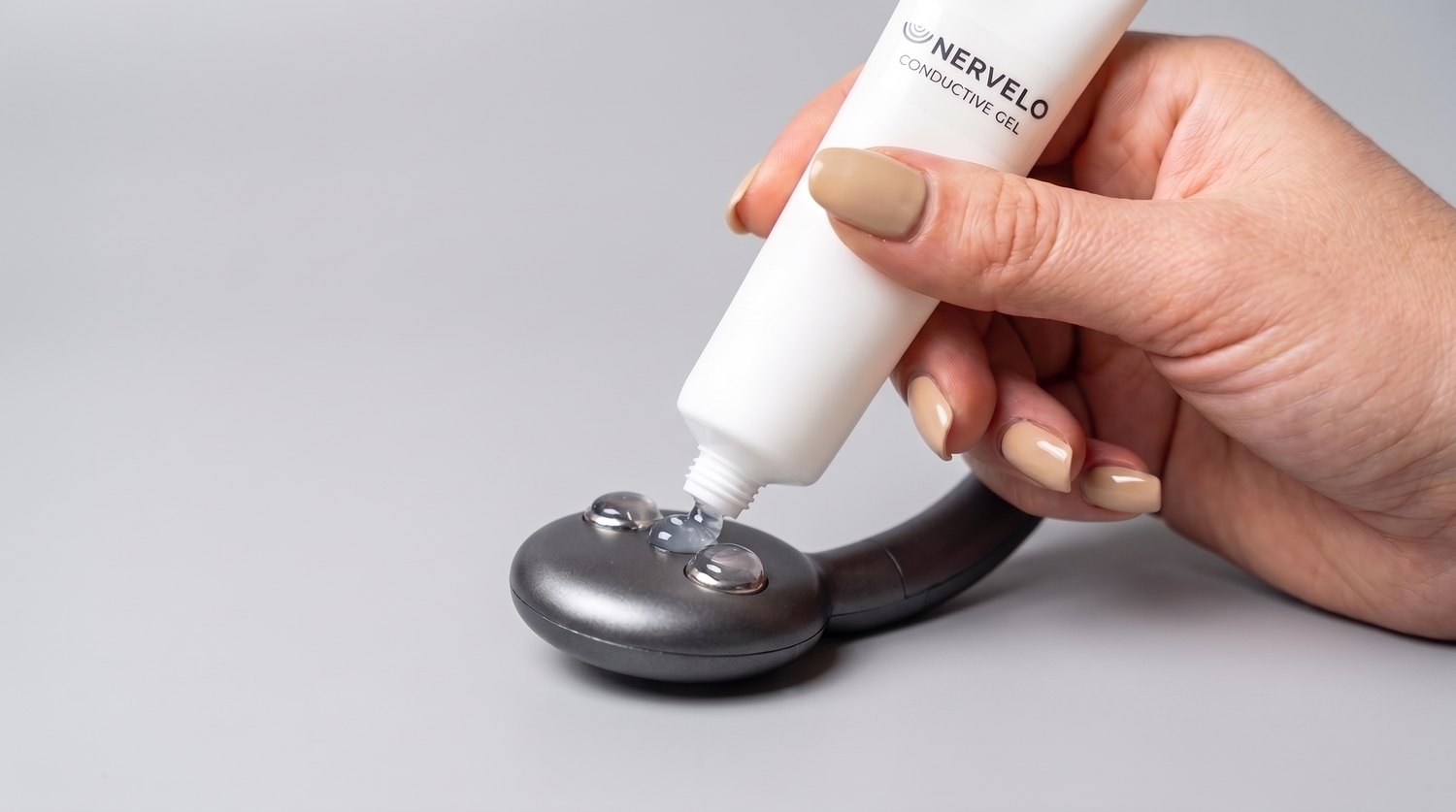 Conductive gel being applied to the metal contacts of the Nervelo device